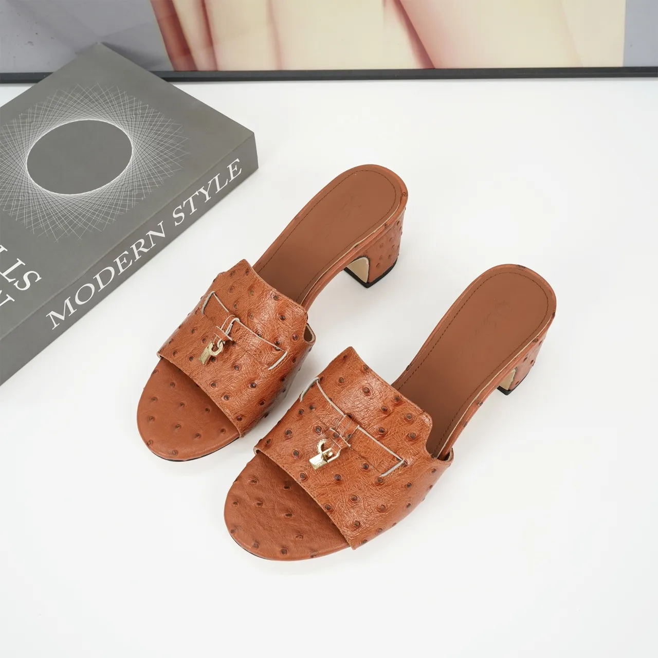 👟👟Ex-factory price 440👟👟 Genuine leather sole +30 suede sheepskin slippers with a strap decorated with Loro Piana My Charms charms and decorated with tone-on-tone stitching. Sophisticated and feminine, it pairs well with both city and resort looks. For those looking for an elegant upgrade, the summer glamor slipper is known for its slim open-back silhouette. size: 35-44 (custom-made sizes 43 and 44 are non-returnable) Upper: imported suede sheep leather (sheep), cowhide ostrich pattern, cowhide snake pattern Lining: imported high-grade mixed sheep silk Heel height: 5.5CM